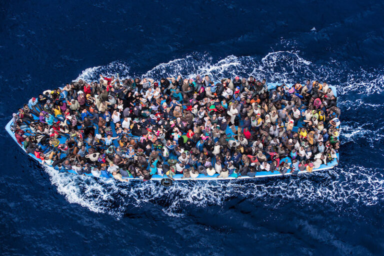 Lampedusa, undici anni fa la strage dei migranti: 368 vite spezzate 15 Migranti