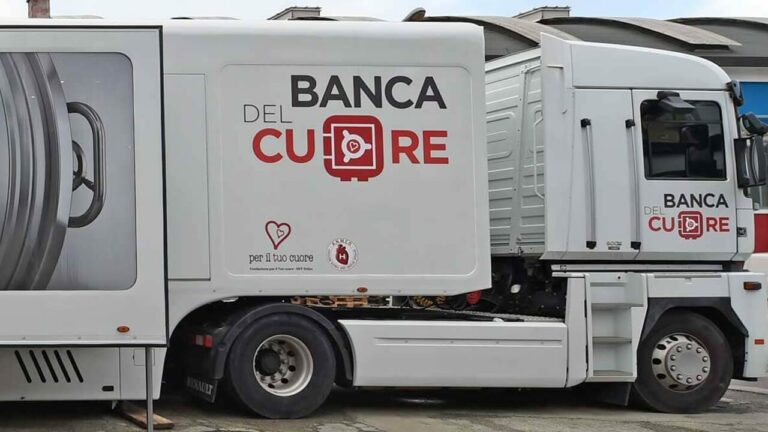 'Jumbo Truck' di Banca del Cuore arriva in Sicilia: screening gratuiti per prevenire le malattie cardiache 11 Truck fiancosx BDC low 'Jumbo Truck' di Banca del Cuore arriva in Sicilia: screening gratuiti per prevenire le malattie cardiache