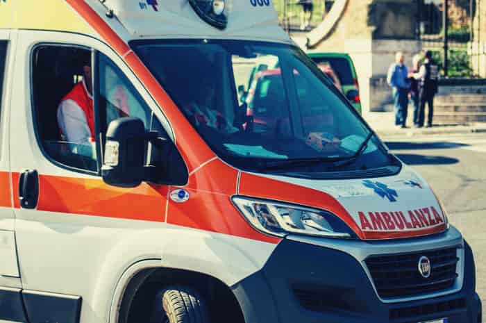 Palermo, scontro tra moto e camion: muore un 28enne 2 ambulanza-118
