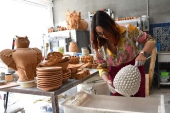 Designer caraibici a Caltagirone per apprendere l'arte della ceramica 6 Lavorazione della ceramica