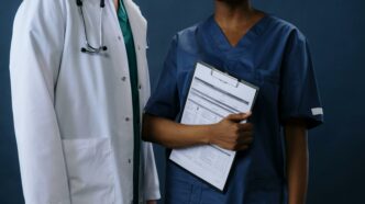 Sanità siciliana: nuovi medici stranieri per affrontare la carenza di personale 22 pexels cottonbro 5722160 Sanità siciliana: nuovi medici stranieri per affrontare la carenza di personale