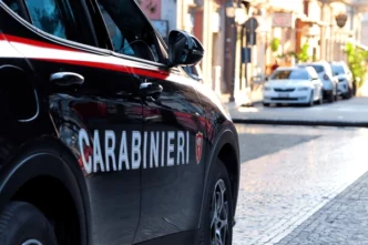 Gela, tragico incidente: uomo di 66 anni investito e ucciso mentre attraversa la strada 4 side view italian carabinieri car 600nw 2471638123.jpg Gela, tragico incidente: uomo di 66 anni investito e ucciso mentre attraversa la strada