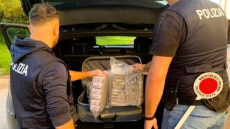 FB IMG 1731998713450 Gela, 20enne arrestato dalla Polizia: trovato con venti chili di hashish nel cofano dell’auto