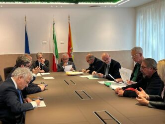 incontro con cittadini Cl En Ag su crisi idrica Crisi idrica, incontro con delegazioni di Agrigento, Caltanissetta ed Enna. Schifani: «Acqua è priorità»