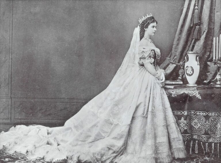 Sissi: la storia dell’imperatrice ribelle 17 Kaiserin Elisabeth in der ungarischen Kronungsrobe c1867 scaled 1 Sissi: la storia dell’imperatrice ribelle