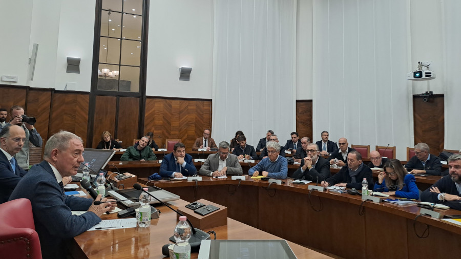 Versalis, Eni assicura 2 miliardi di investimenti. Urso: "Chiara volontà di riconversione, nessun disimpegno" 2 urso chimica 2024 169 Versalis, Eni assicura 2 miliardi di investimenti. Urso: "Chiara volontà di riconversione, nessun disimpegno"