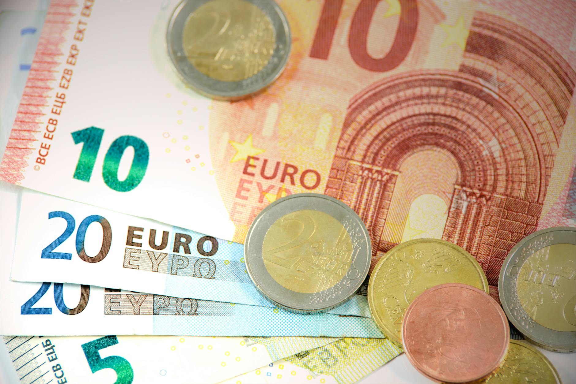 1 Gennaio 2002: l'Euro diventa realtà 4 euro banknotes and coins