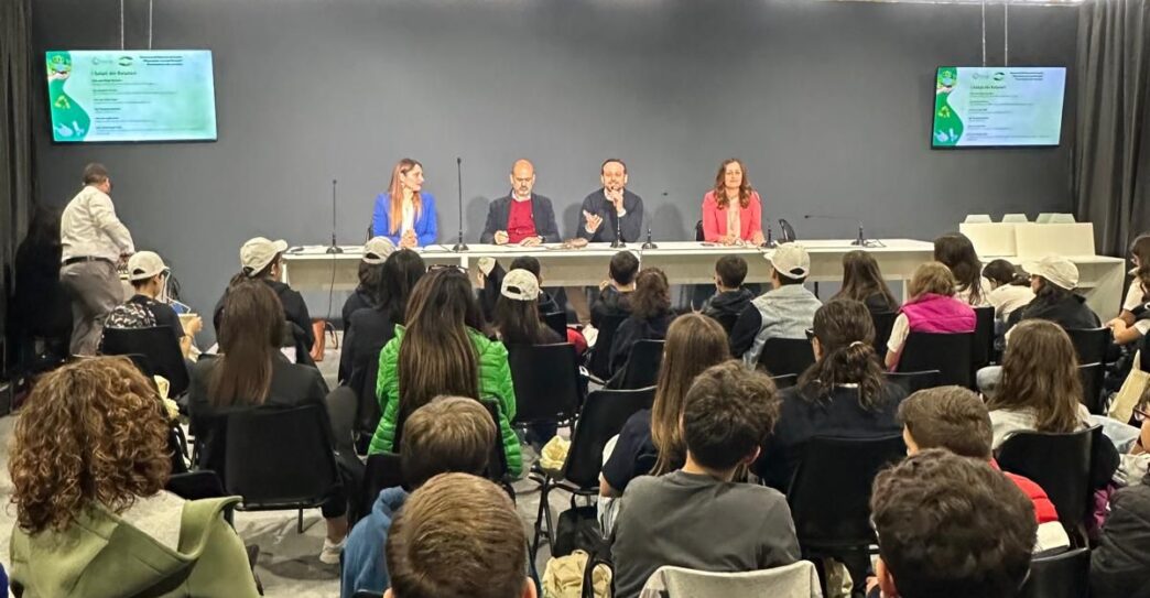 Ecomed 2025: La SRR Ato Cl4 Sud e Impianti SRL incontrano gli studenti per diffondere la cultura del riciclo dei rifiuti 2 Ecomed 2025: La SRR Ato Cl4 Sud e Impianti SRL incontrano gli studenti per diffondere la cultura del riciclo dei rifiuti