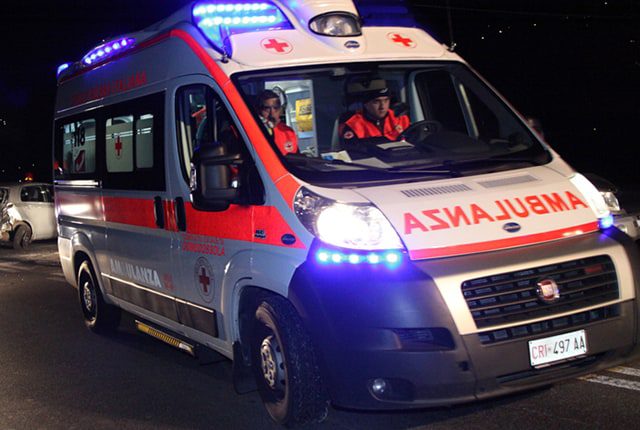ambulanza1 Ancora sangue sulle strade del Catanese: muore un 17enne