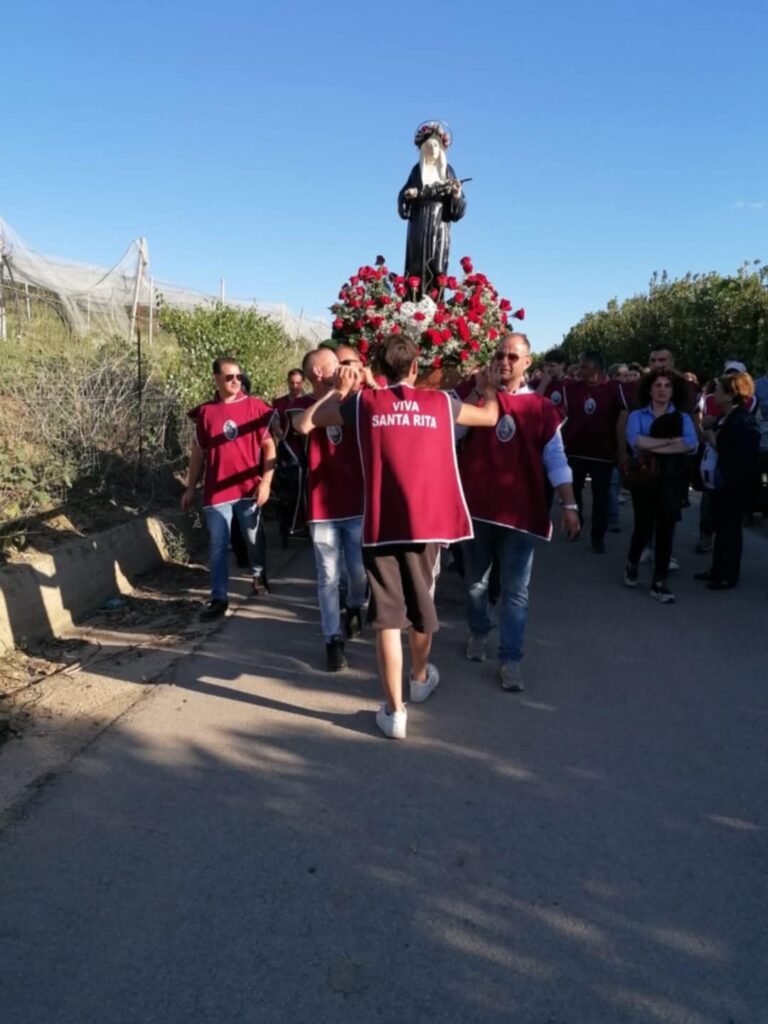 Foto Festa e Processione di Santa Rita al Borgo Santa Rita CL 3 A Borgo Santa Rita celebrazioni e processione per la Santa delle rose