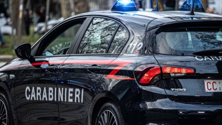 Carabinieri Pattuglia 112 Controlli Castrofilippo, scontro familiare finisce con coltello e tirapugni: arrestato un 23enne