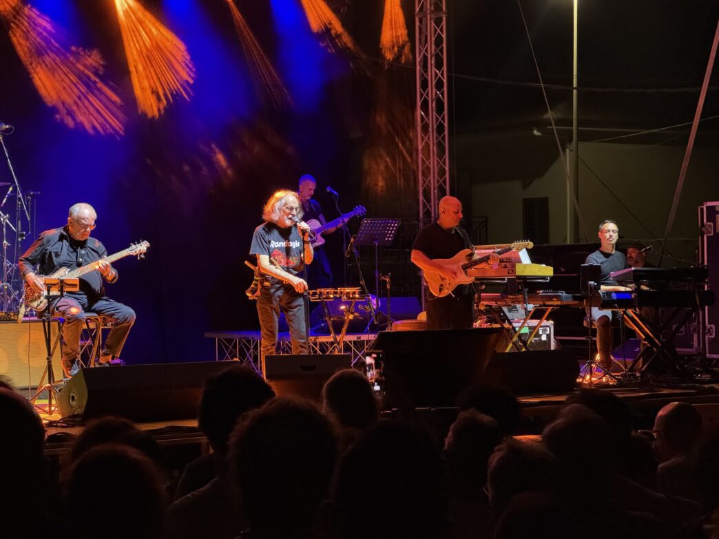 La PFM incanta Milena: la storia del rock progressivo italiano in una notte di grande musica