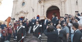 “Pippo, Pippo!”: il canto di Militello per l'ultimo saluto a Baudo 12 “Pippo, Pippo!”: il canto di Militello per l’ultimo saluto a Baudo