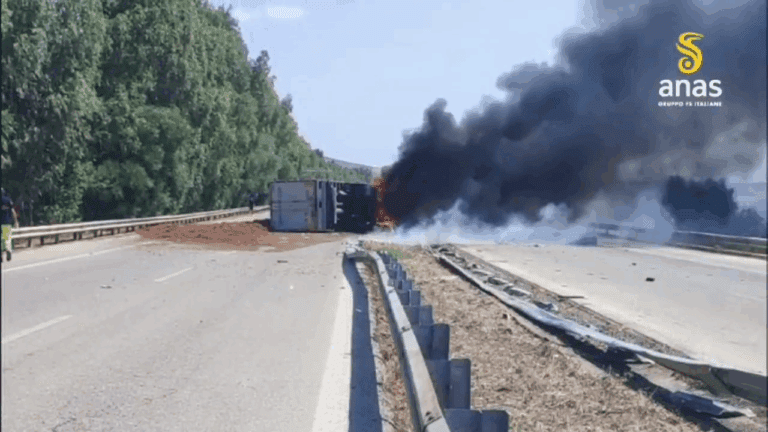 Tir si ribalta e prende fuoco sulla A29 nei pressi di Gibellina