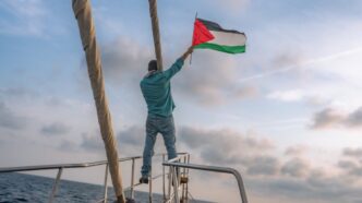 Palestina bandiera Global Sumud Flotilla: da Augusta salperà la missione umanitaria per Gaza