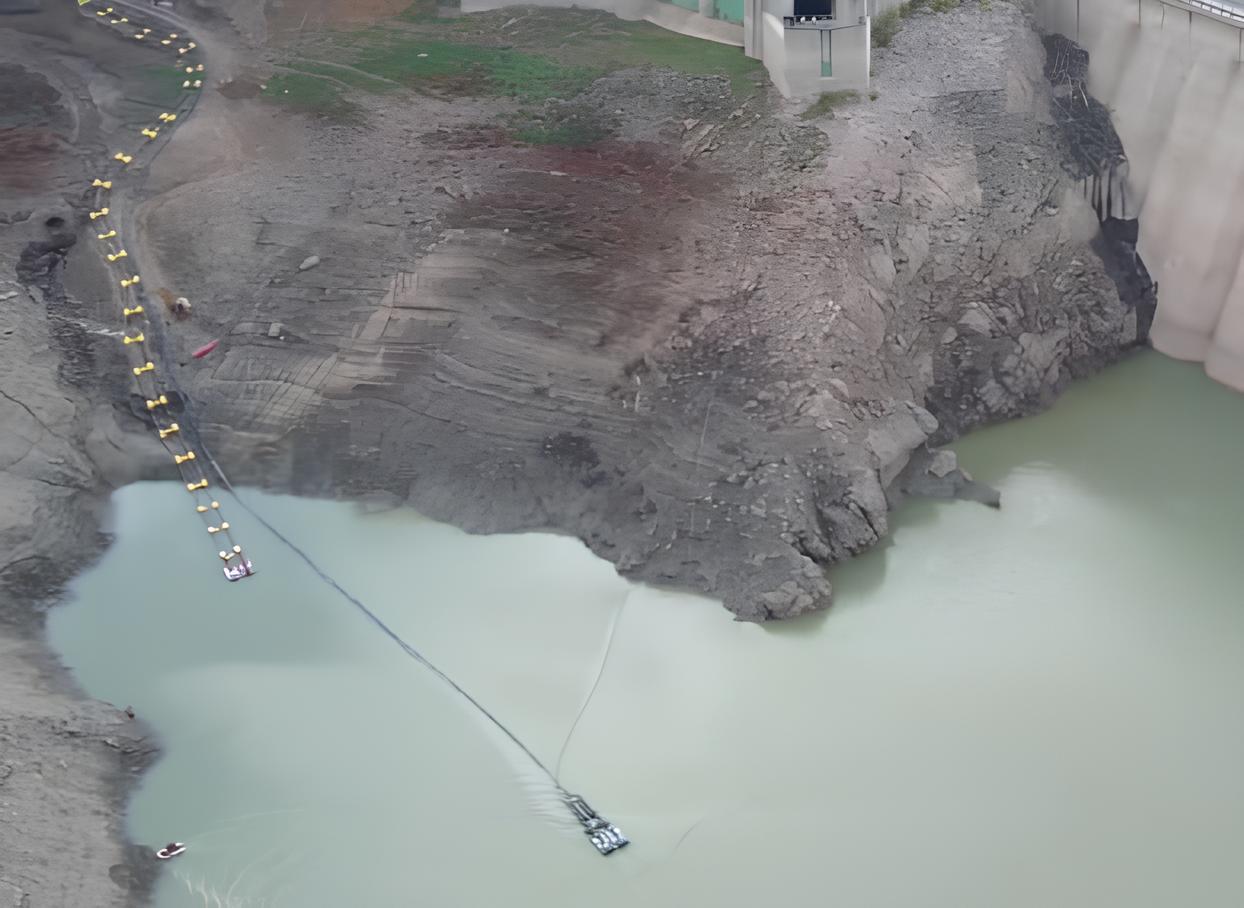 Crisi idrica, l’Autorità di bacino autorizza prelievi straordinari dagli invasi 2 piattaforma galleggiante Crisi idrica, l’Autorità di bacino autorizza prelievi straordinari dagli invasi