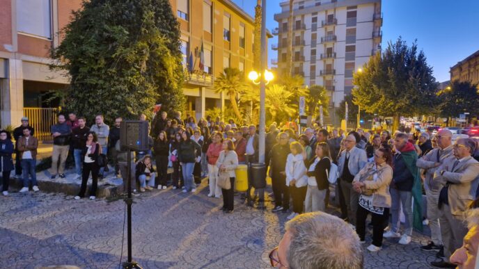 San Cataldo, cittadini in piazza per la Palestina: un sit-in per chiedere pace e umanità