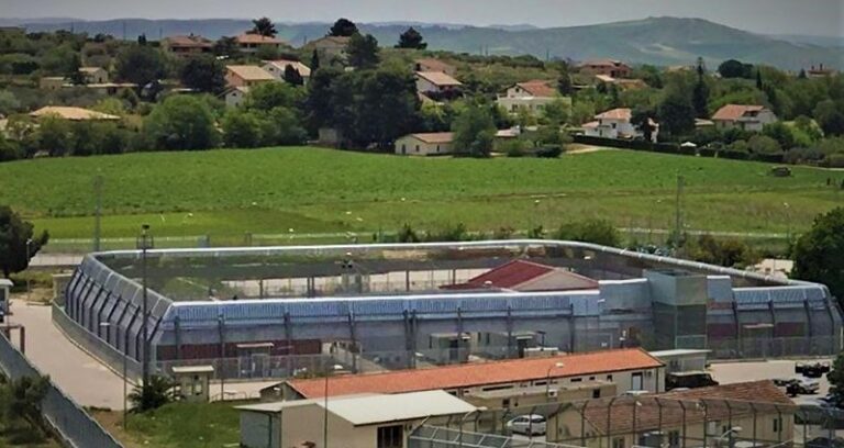 Caltanissetta, visita del PD al CPR di Pian del Lago 11 Proteste e sciopero della fame al CPR di Caltanissetta