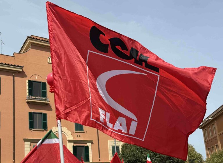 Gela, lavoratori del Consorzio di Bonifica 5 senza stipendi: atteso il voto all’Ars su emendamento M5S 15 bandiera flai sciopero aprile 2024 scaled 1 Gela, lavoratori del Consorzio di Bonifica 5 senza stipendi: atteso il voto all’Ars su emendamento M5S