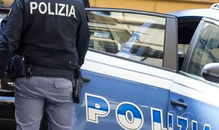 polizia arresto auto Operazione della Polizia a Siracusa: sette misure cautelari nell'inchiesta sugli appalti pubblici