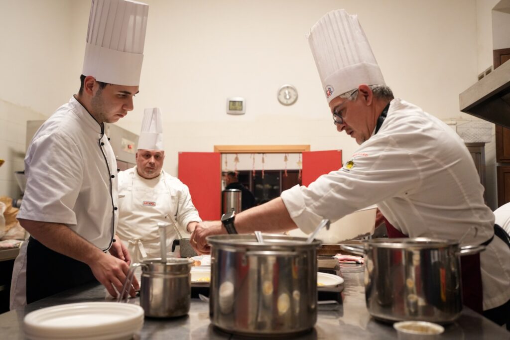 Caltanissetta, cena solidale alla Parrocchia Santa Croce: l’associazione cuochi cucina per i bisognosi della città 4 Caltanissetta, cena solidale alla Parrocchia Santa Croce: chef cucinano per i più bisognosi