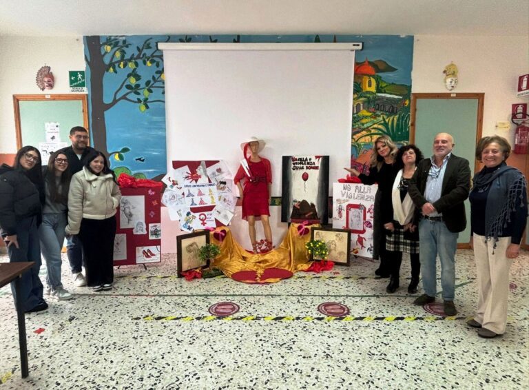 San Cataldo ricorda le vittime di femminicidio: l’Istituto “Carducci” inaugura una vetrina della memoria