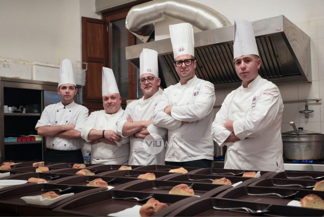 Caltanissetta, cena solidale alla Parrocchia Santa Croce: l’associazione cuochi cucina per i bisognosi della città 2 Caltanissetta, cena solidale alla Parrocchia Santa Croce: chef cucinano per i più bisognosi