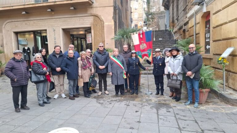 WhatsApp Image 2026 01 27 at 12.01.42 Giornata della Memoria a Caltanissetta, fiori sulle pietre d’inciampo per ricordare i deportati