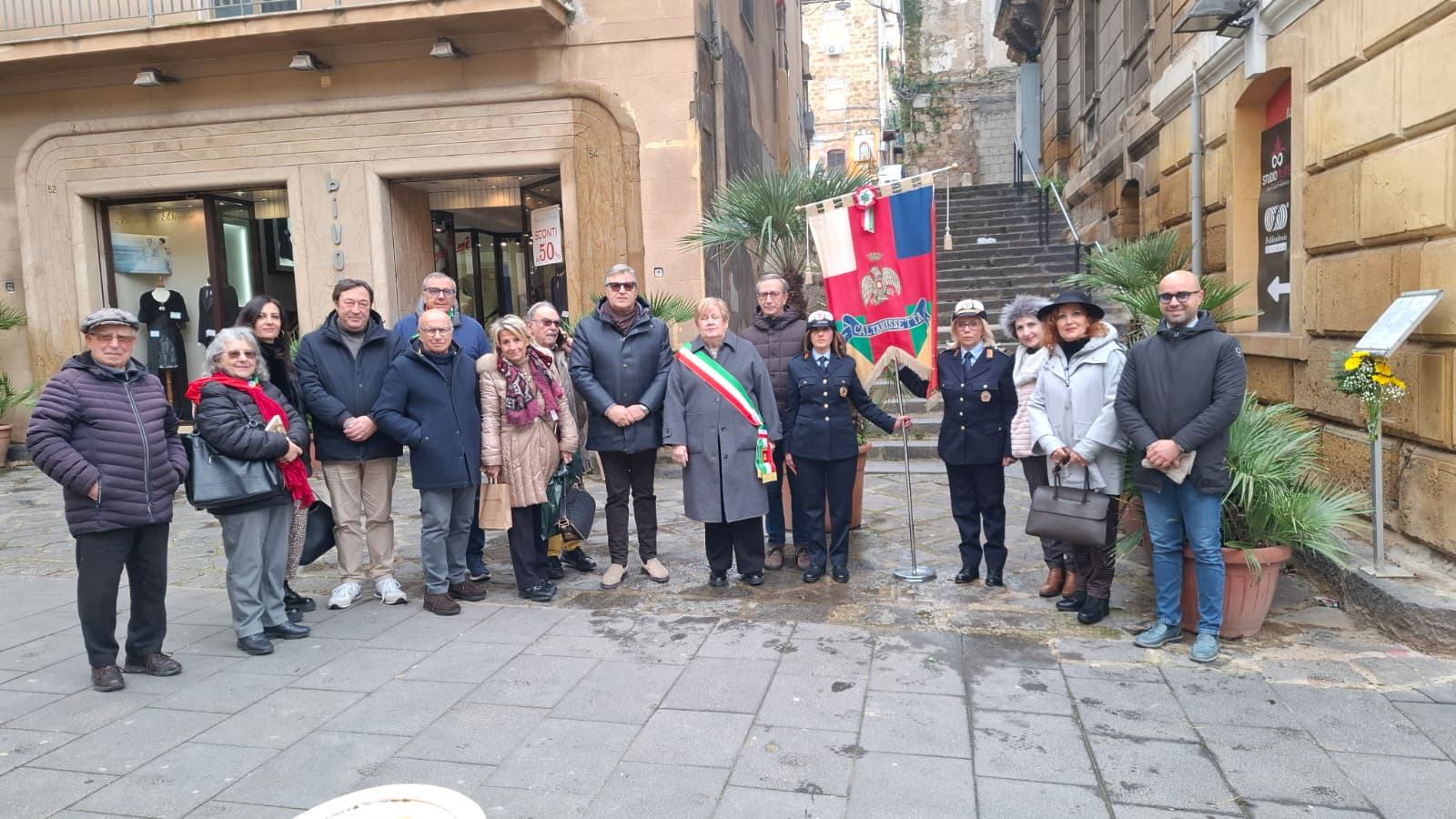 WhatsApp Image 2026 01 27 at 12.01.42 Giornata della Memoria a Caltanissetta, fiori sulle pietre d’inciampo per ricordare i deportati