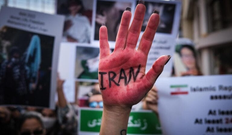 “Luci sull’Iran”: a Caltanissetta il presidio delle Donne per la Pace accende la solidarietà 32 “Luci sull’Iran”: a Caltanissetta il presidio delle Donne per la Pace accende la solidarietà