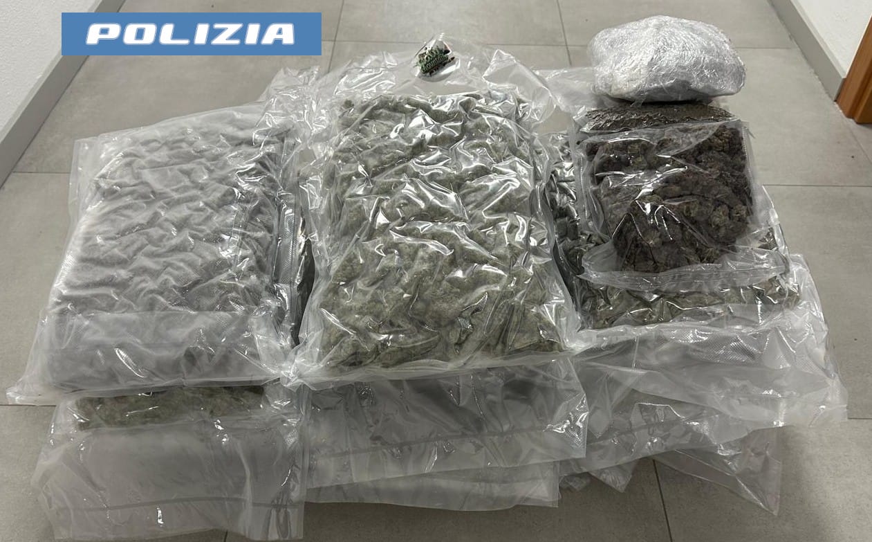 15 CHILI DI MARIJUANA IN AUTO 41ENNE ARRESTATO DALLA POLIZIA DI STATO Catania. 15kg di marijuana nell'auto: arrestato corriere della droga