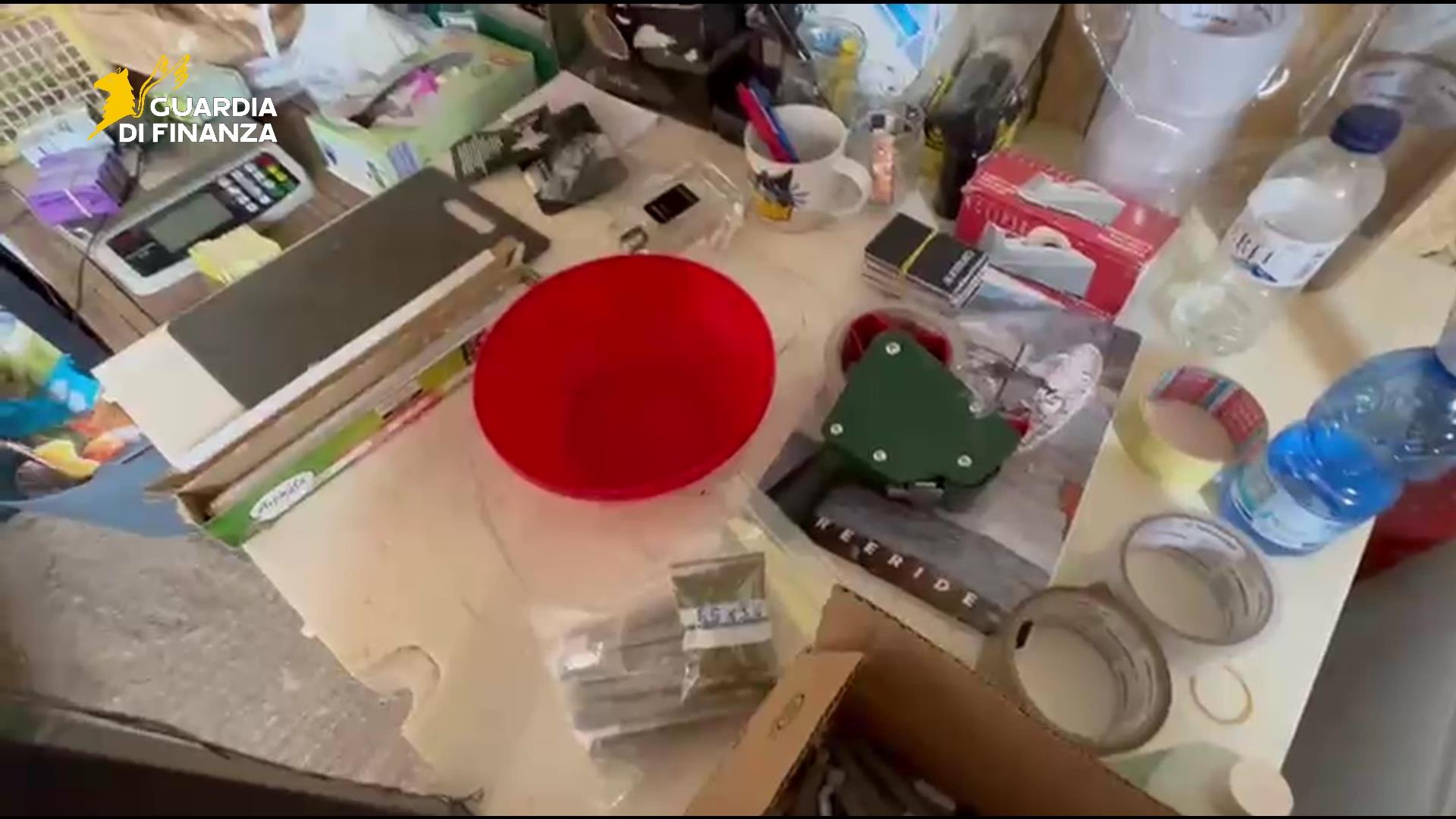 Laboratorio della droga a Palermo scattano due arresti sequestrati oltre 50 chili di derivati della cannabis 1 Palermo. Scoperto a Grisì un vero e proprio laboratorio della droga: due arresti