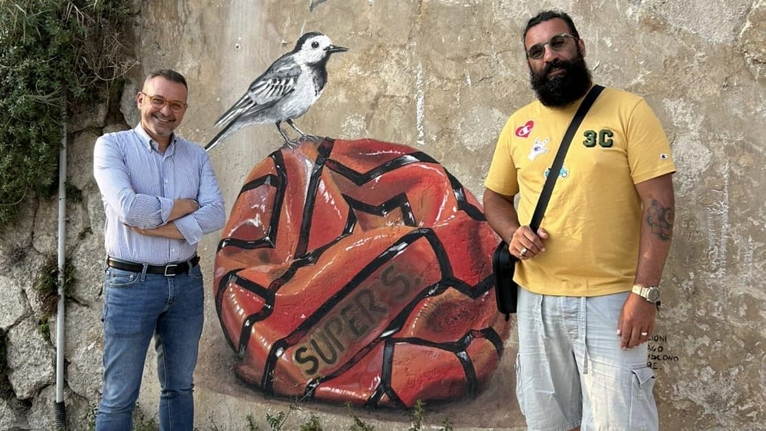 "Come un pesce nella plastica", IX e X tappa: lo street artist Carlotta raggiunge Gela e Marina di Modica 1 Street artist "Come un pesce nella plastica", IX e X tappa: lo street artist Carlotta raggiunge Gela e Marina di Modica