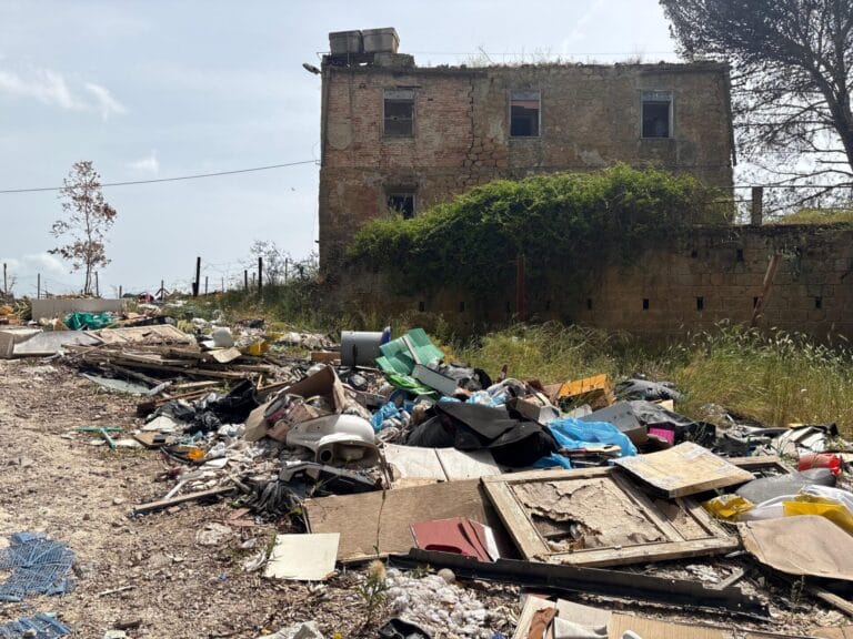 La miniera di Gessolungo trasformata in una discarica abusiva: una piccola terra dei fuochi a Caltanissetta 7 WhatsApp Image 2026 05 12 at 10.05.20 La miniera di Gessolungo trasformata in una discarica abusiva: una piccola terra dei fuochi a Caltanissetta
