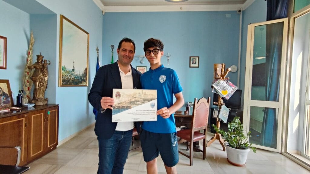 L'Under 15 Elite del Gela Calcio vince il campionato regionale: i giovani biancazzurri premiati dall'Amministrazione 4 WhatsApp Image 2026 05 27 at 18.00.45 L'Under 15 Elite del Gela Calcio vince il campionato regionale: i giovani biancazzurri premiati dall'Amministrazione
