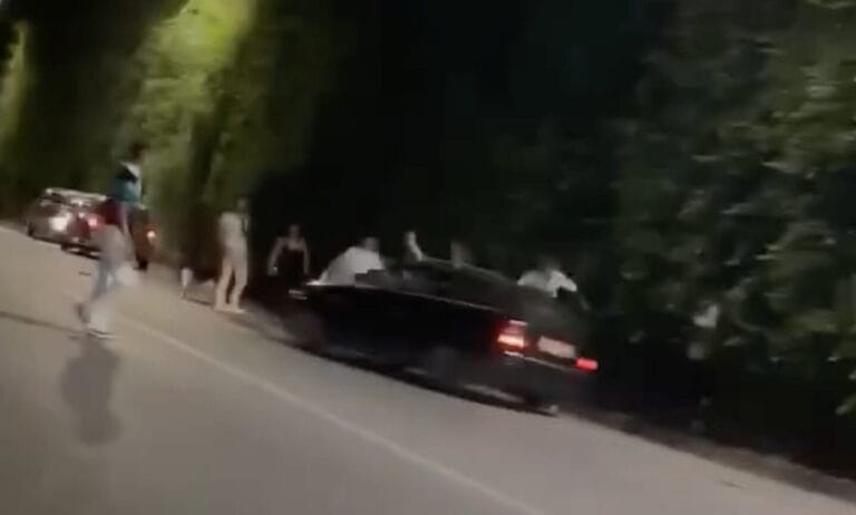 Auto lanciata contro un gruppo di ragazzi fuori da una discoteca di Taormina