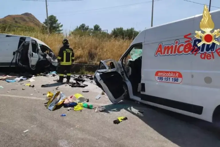 Schianto frontale tra due furgoni nell’Ennese: due morti e tre feriti 