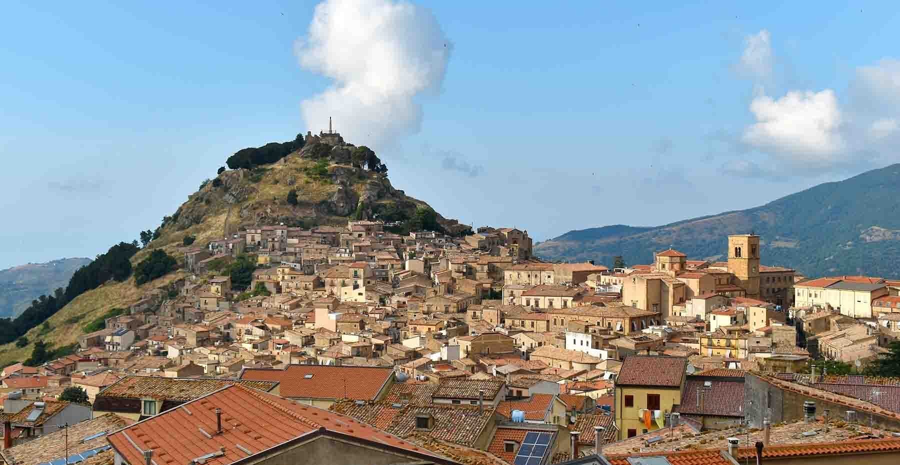Il rifugio fresco dell’estate siciliana: il comune dove a luglio si dorme con la coperta