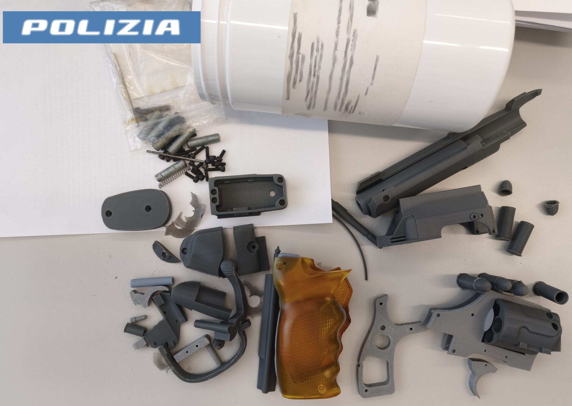 SCOPERTO DALLA POLIZIA DI STATO UN LABORATORIO DI ARMI FANTASMA E DI STUPEFACENTI A SAN GIOVANNI LA PUNTA ARRESTATO 27ENNE CATANESE 1 "Armi fantasma" prodotte da stampanti 3D: scoperto laboratorio a San Giovanni La Punta