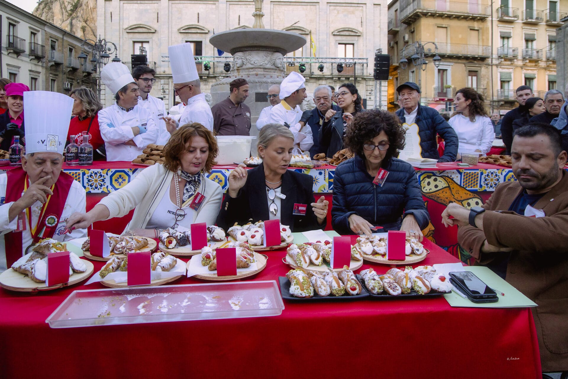 Nicosia capitale del cannolo: tre giorni tra sapori, cultura e spettacoli 1 73A7630 giuria Nicosia capitale del cannolo: tre giorni tra sapori, cultura e spettacoli