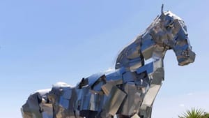 "Dedalo Errante": il progetto artistico di Naponos vola per le strade di Librino 4 Antonio Presti sotto il cavallo eretico 2 "Dedalo Errante": il progetto artistico di Naponos vola per le strade di Librino