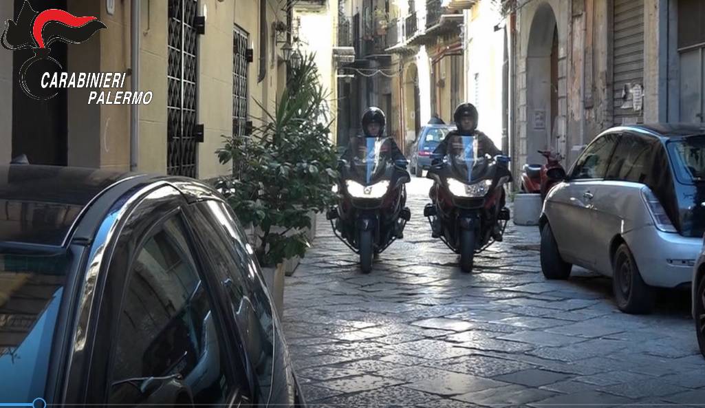 Immagine Nottata di controlli a Palermo: pusher minorenne in manette, denunciato scooterista in fuga