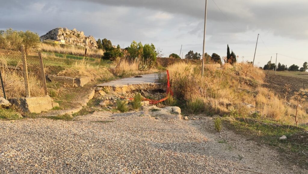 Caltanissetta, strada franata a Gibil Gabib e acqua a caro prezzo: Area Civica presenta interrogazione 5 WhatsApp Image 2026 10 02 at 21.07.08 e1791908576503 Caltanissetta, strada franata a Gibil Gabib e acqua a caro prezzo: Area Civica presenta interrogazione