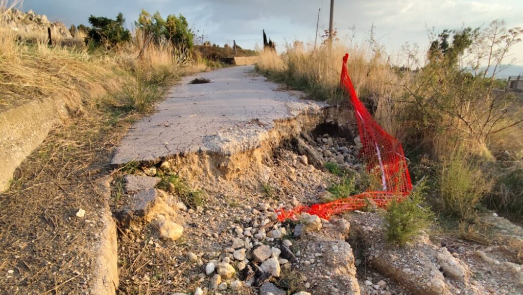 Caltanissetta, strada franata a Gibil Gabib e acqua a caro prezzo: Area Civica presenta interrogazione 12 WhatsApp Image 2026 10 02 at 21.07.09 3 e1791907910540 Caltanissetta, strada franata a Gibil Gabib e acqua a caro prezzo: Area Civica presenta interrogazione
