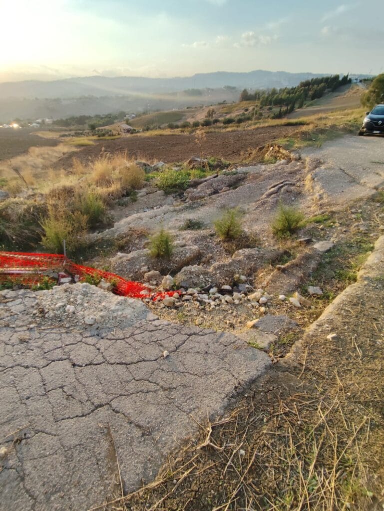 Caltanissetta, strada franata a Gibil Gabib e acqua a caro prezzo: Area Civica presenta interrogazione 8 WhatsApp Image 2026 10 02 at 21.07.09 5 Caltanissetta, strada franata a Gibil Gabib e acqua a caro prezzo: Area Civica presenta interrogazione