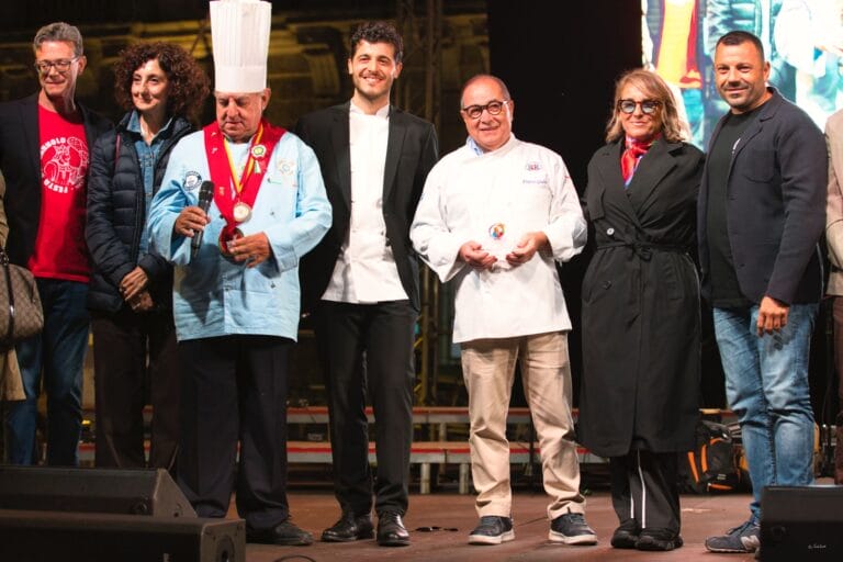 Festa del Cannolo di Nicosia: vince l'edizione 2026 il pasticcere Franco Giulio 7 WhatsApp Image 2026 10 12 at 22.19.47 Festa del Cannolo di Nicosia: vince l'edizione 2026 il pasticcere Franco Giulio
