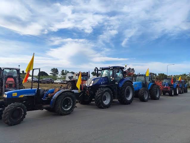 Caro carburanti: colonna di trattori blocca le strade siciliane dei poli petrolchimici 4 images 10 Caro carburanti: colonna di trattori blocca le strade siciliane dei poli petrolchimici